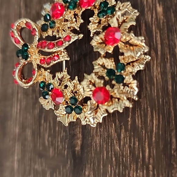 Red Green Gold  Holly  Enamel and Rhinestone Christmas Wreath  Brooch - Picture 3 of 6